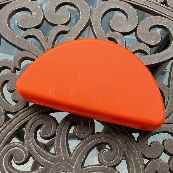 Tupperware - Empanada Box keeper - # 7243A-3 semicircle shape container - Picture 2 of 13